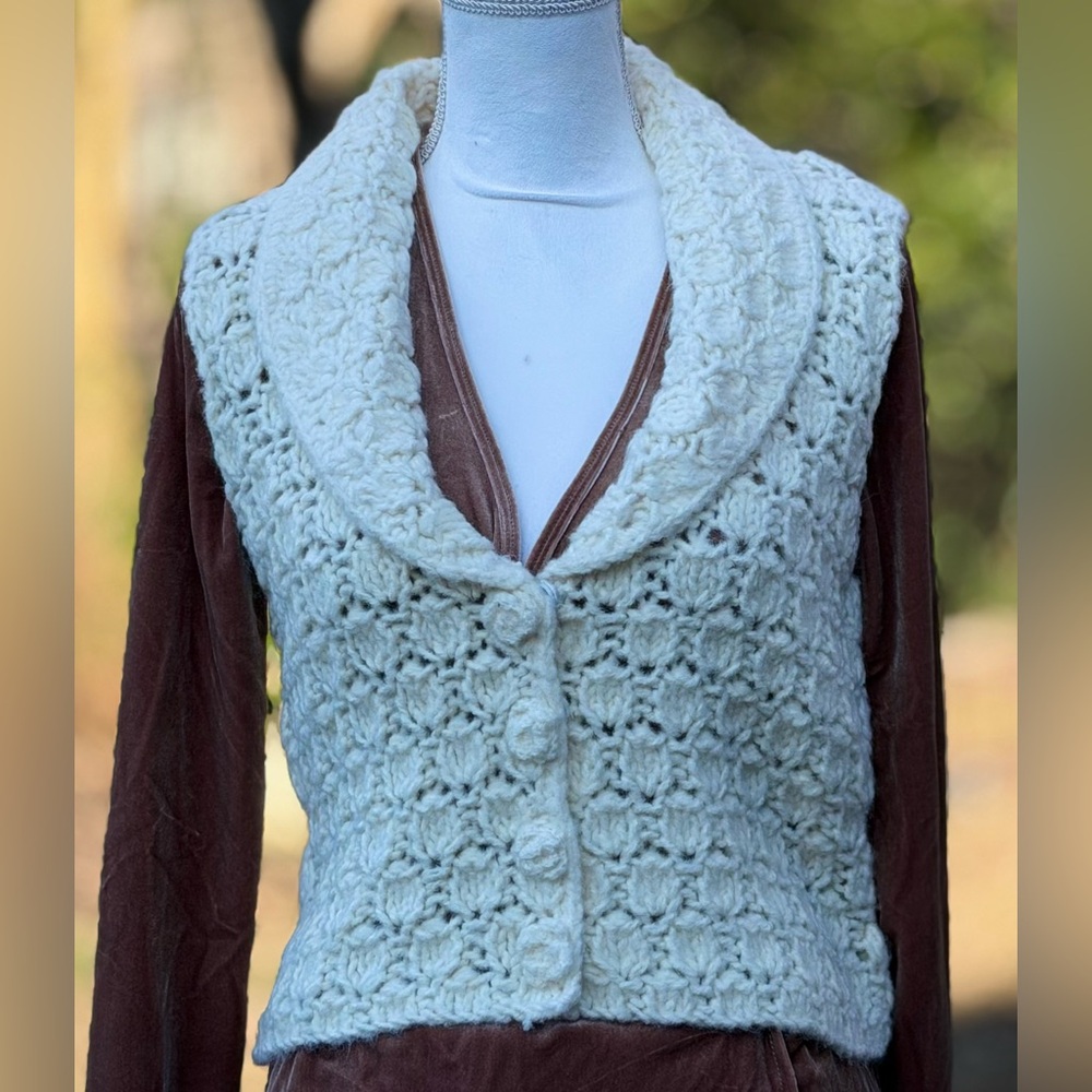 🦋 WHBM Cream Crochet Button-Up Vest